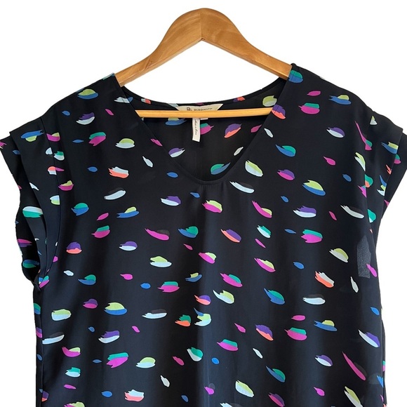 BCBG Generation printed short sleeve v-neck blouse - Picture 2 of 7